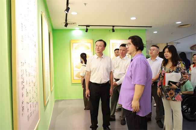图为与会人员参观书画展